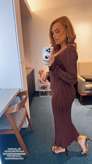 Joy Taylor feet photo thumbnail