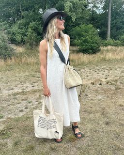 Molly Sims feet photo thumbnail