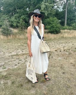 Molly Sims feet photo thumbnail