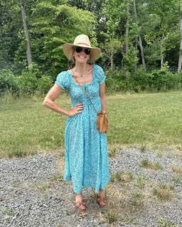 Molly Sims feet photo thumbnail