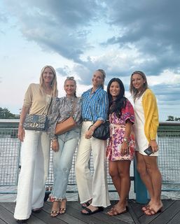 Molly Sims feet photo thumbnail