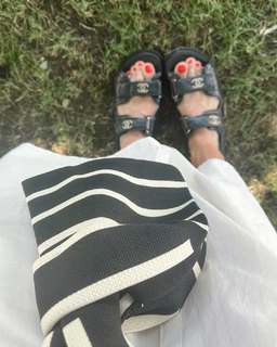 Molly Sims feet photo thumbnail