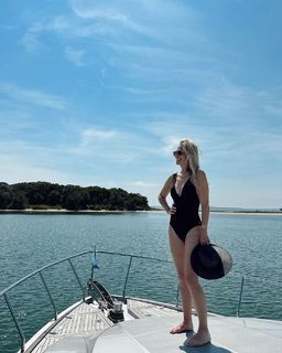 Molly Sims feet photo thumbnail