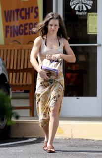 Evangeline Lilly feet photo thumbnail