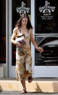 Evangeline Lilly feet photo thumbnail