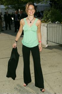 Evangeline Lilly feet photo thumbnail