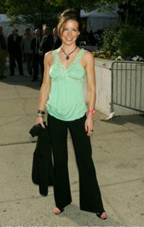 Evangeline Lilly feet photo thumbnail