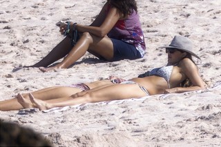 Jessica Alba feet photo thumbnail