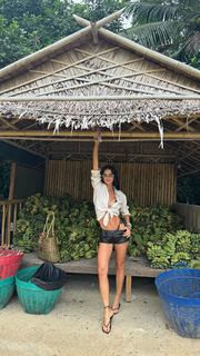 Zaira Nara feet photo thumbnail