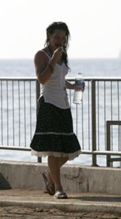 Evangeline Lilly feet photo thumbnail