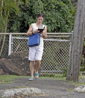 Evangeline Lilly feet photo thumbnail
