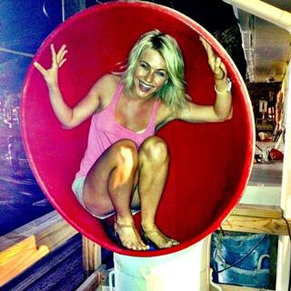 Julianne Hough feet photo thumbnail
