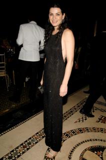 Julianna Margulies feet photo thumbnail