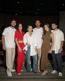 Larissa Manoela feet photo thumbnail