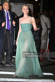 Elle Fanning feet photo thumbnail
