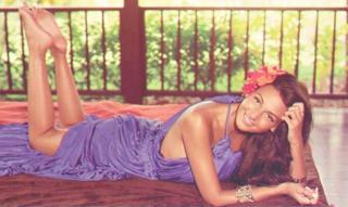 Michelle Keegan feet photo thumbnail