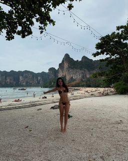 Larissa Manoela feet photo thumbnail