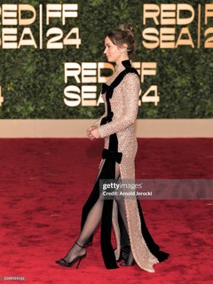 Emily Blunt feet photo thumbnail