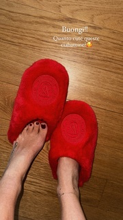 Ludovica Pagani feet photo thumbnail