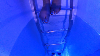 Sofie Dossi feet photo thumbnail