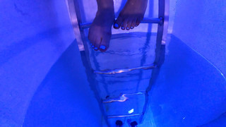 Sofie Dossi feet photo thumbnail