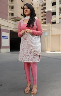 Hansika Motwani feet photo thumbnail