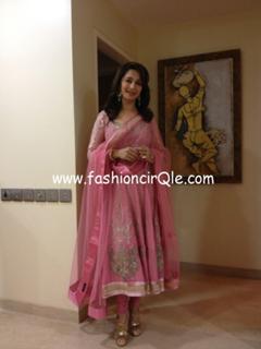 Madhuri Dixit feet photo thumbnail