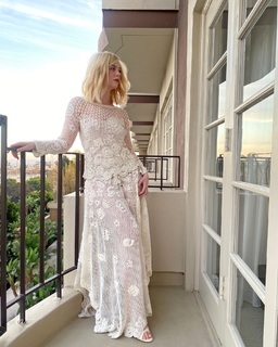 Elle Fanning feet photo thumbnail