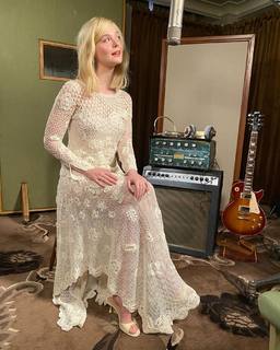 Elle Fanning feet photo thumbnail
