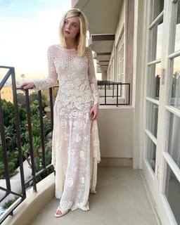 Elle Fanning feet photo thumbnail