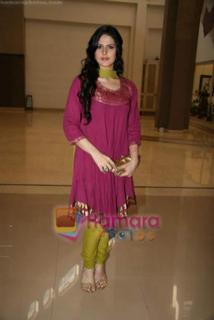 Zareen Khan feet photo thumbnail