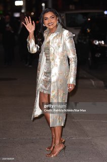 Mindy Kaling feet photo thumbnail