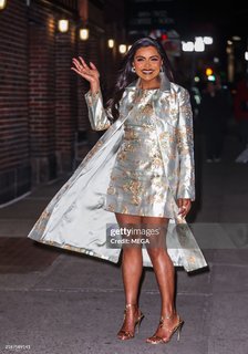 Mindy Kaling feet photo thumbnail