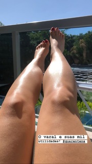 Carla Diaz feet photo thumbnail