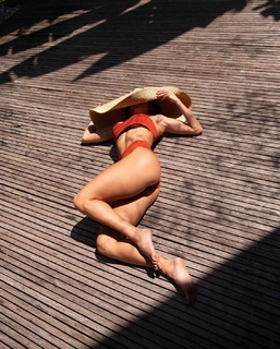 Deborah Secco feet photo thumbnail