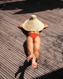Deborah Secco feet photo thumbnail
