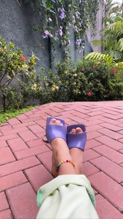 Isis Valverde feet photo thumbnail