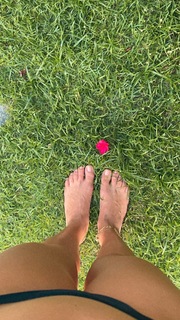 Isis Valverde feet photo thumbnail