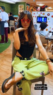 Isis Valverde feet photo thumbnail
