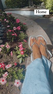 Isis Valverde feet photo thumbnail