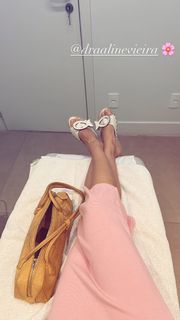 Isis Valverde feet photo thumbnail