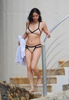 Michelle Rodriguez feet photo thumbnail