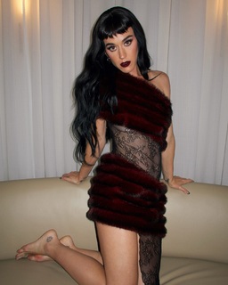 Katy Perry feet photo thumbnail