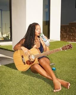 Halle Bailey feet photo thumbnail