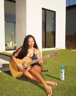 Halle Bailey feet photo thumbnail