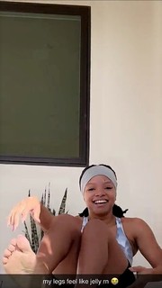 Halle Bailey feet photo thumbnail