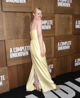 Elle Fanning feet photo thumbnail