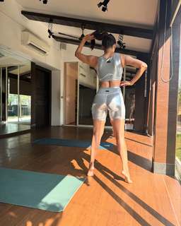 Malaika Arora feet photo thumbnail