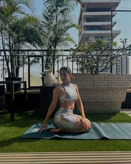 Malaika Arora feet photo thumbnail