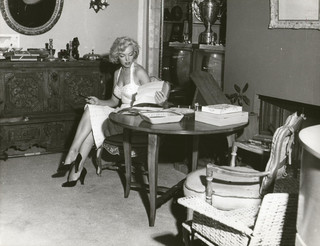 Marilyn Monroe feet photo thumbnail
